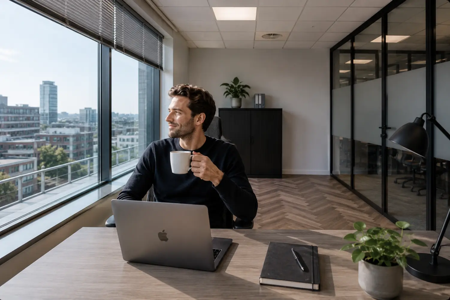 Man met kop koffie werkend vanuit een co-work