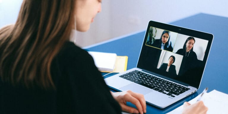 Notulist op locatie vs. online: wat werkt?