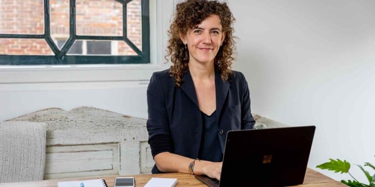 Virtueel assistent aan het werk vanuit huis.